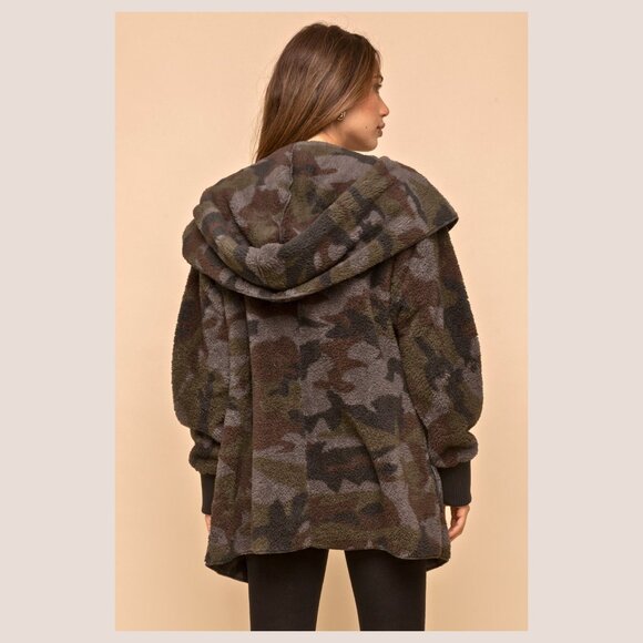 NEW Boutique Hooded Camo Teddy Jacket Cozy Sherpa Fleece Weekend Furry Soft Warm - Picture 4 of 8